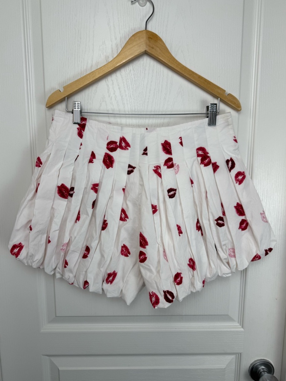 Anthropologie Maeve Bubble Bloomer Shorts Size Medium Lipstick Kiss White Red - Picture 6 of 11